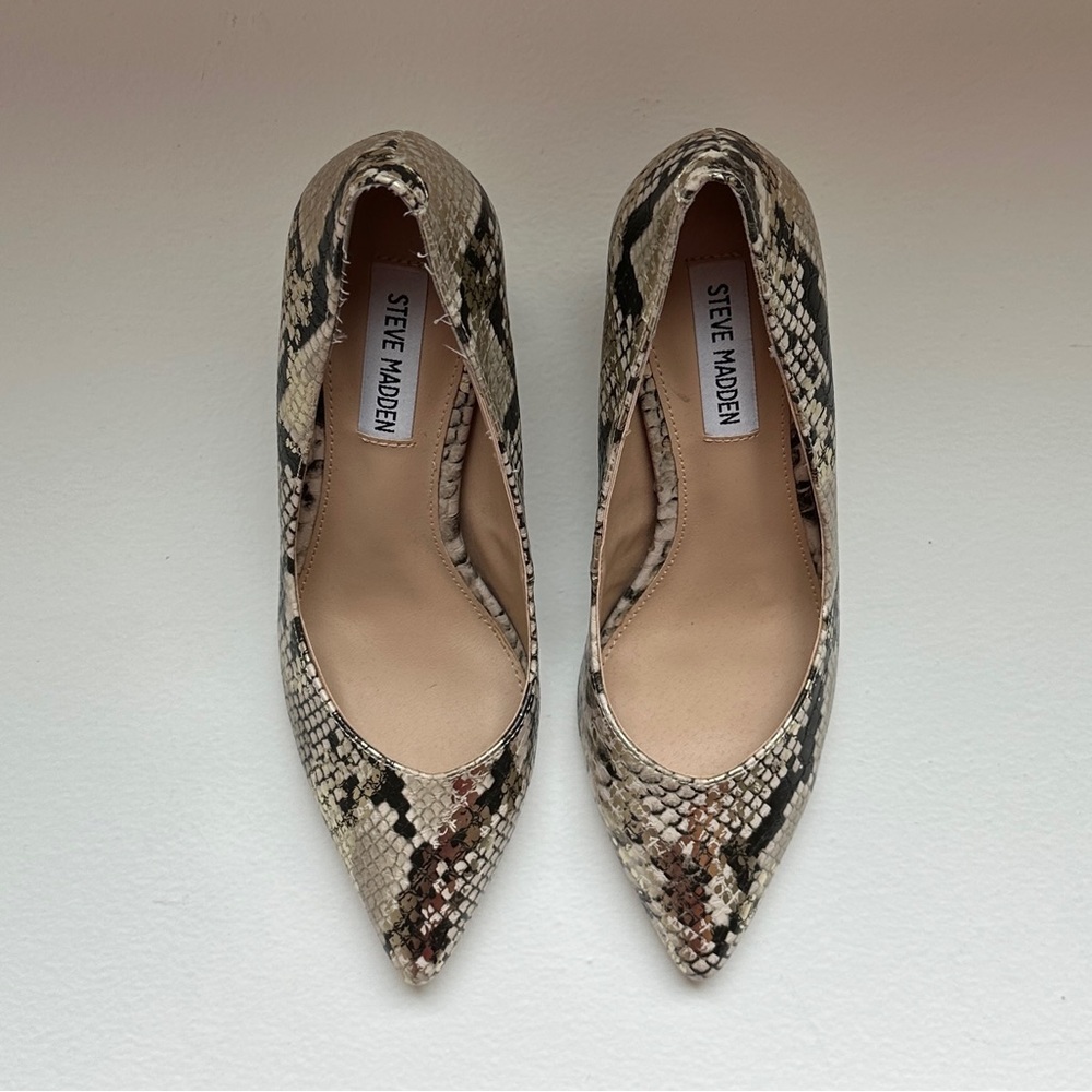 Steve Madden “Savy” Pointed Toe snake Print Block Heels in Gold | NWT (Size 7)